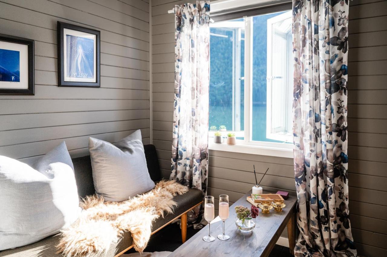 Fjaerland Fjordstove Hotell - Huseby Hotelldrift As エクステリア 写真