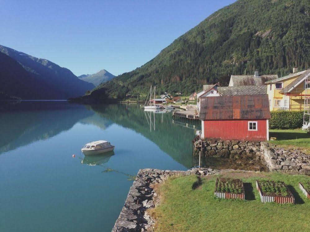 Fjaerland Fjordstove Hotell - Huseby Hotelldrift As エクステリア 写真